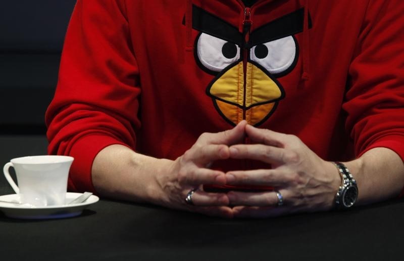 © Reuters. Rovio Entertainment Senior Vice-President Holm wears Angry Birds jacket during news conference in Hong Kong