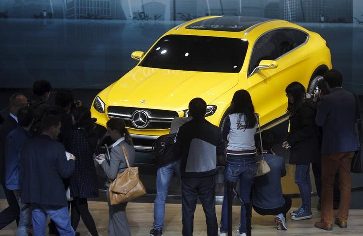 © Reuters. Visitors walk around a Mercedes Benz concept GLC Coupe car during the 16th Shanghai International Automobile Industry Exhibition in Shanghai