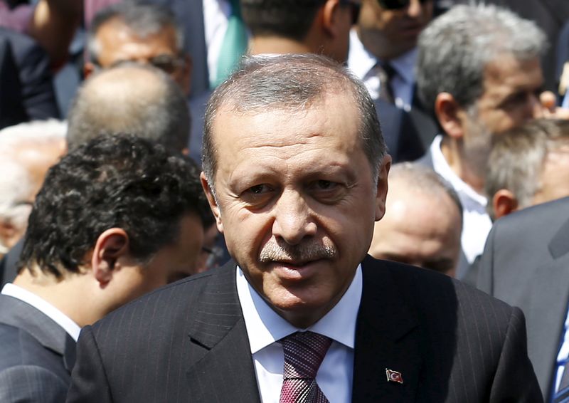 © Reuters. Presidente turco, Tayyip Erdogan, deixa funeral na mesquita Kocatepe, em Ancara