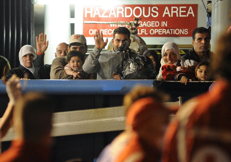 © Reuters. Imigrantes desembarcam do navio da Guarda Costeira sueco Poseidon, em Palermo