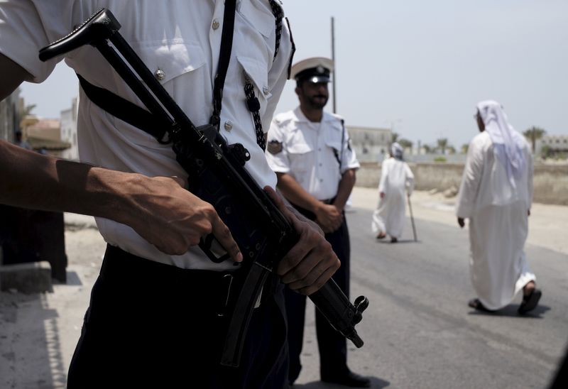 © Reuters. الداخلية البحرينية: مقتل رجل شرطة إثر "تفجير إرهابي" بقرية كرانة