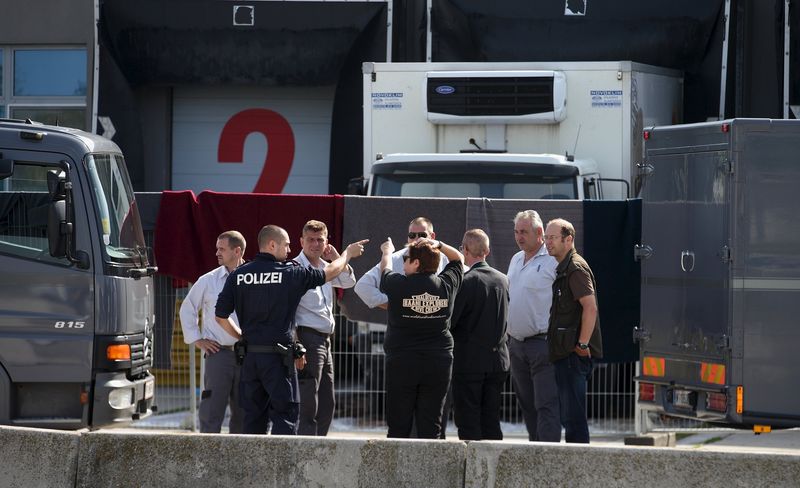 © Reuters. تفاقم أزمة اللجوء في أوروبا بعد غرقى ساحل ليبيا وقتلى شاحنة النمسا