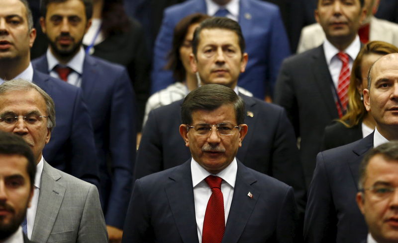 © Reuters. Davutoglu participa de reunião do Partido AK em Ancara