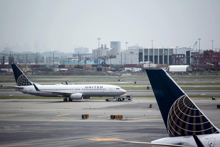 © Reuters. United Airlines planes are seen on platform at the Newark Liberty International Airport in New Jersey