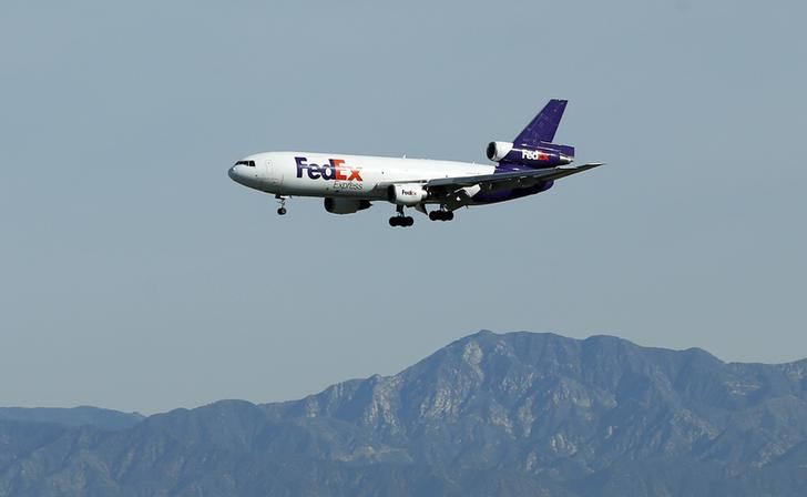 © Reuters. A FedEx Express airplane is pictured during its approach to Los Angeles International airport in Los Angeles