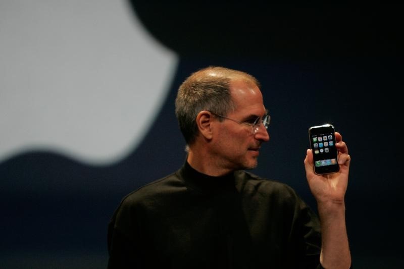 © Reuters. Steve Jobs segura iPhone em San Francisco