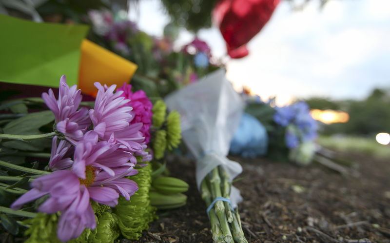 © Reuters. Flores colocadas em memorial perto da emissora WDBJ7 em Roanoke