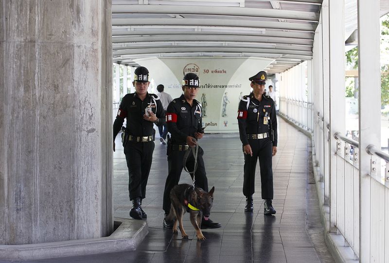 © Reuters. La policía tailandesa arresta a un sospechoso del atentado en Bangkok