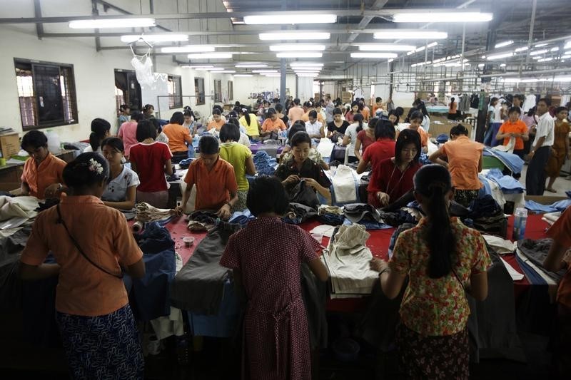 © Reuters. Workers tailor and arrange clothing at a garment factory at Hlaing Tar Yar industry zone in Yangon
