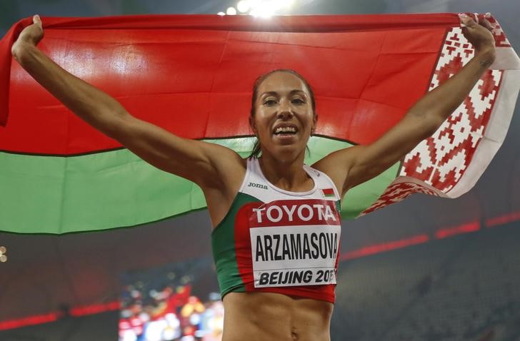 © Reuters. مارينا عداءة روسيا البيضاء تحرز ذهبية سباق 400 متر في بكين