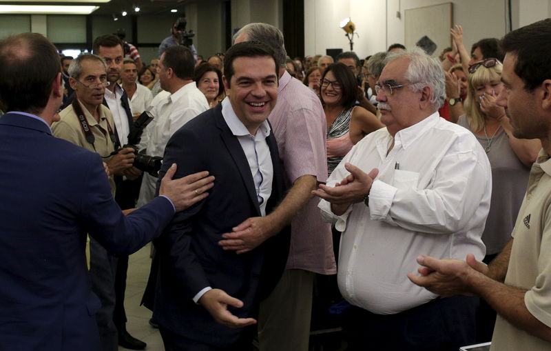 © Reuters. Greek former Prime Minister Tsipras is welcomed by members of his Syriza party during a meeting in Athens