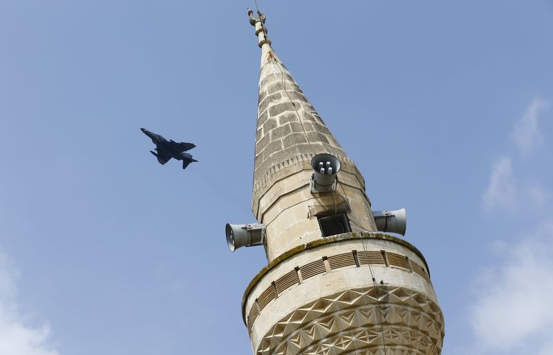 © Reuters. Aviones turcos se unen a la coalición de EEUU contra el Estado Islámico
