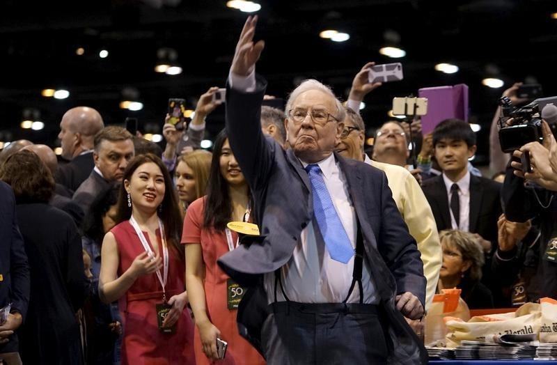 © Reuters. Berkshire Hathaway CEO Warren Buffett participates in a newspaper throwing contest prior to the Berkshire annual meeting in Omaha
