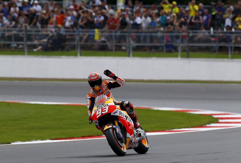 © Reuters. Márquez logra la pole en Silverstone a ritmo de récord