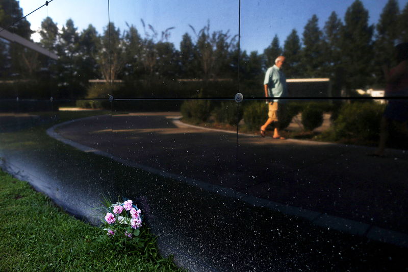 © Reuters. Los muertos no reclamados, un recuerdo de la devastación del huracán Katrina