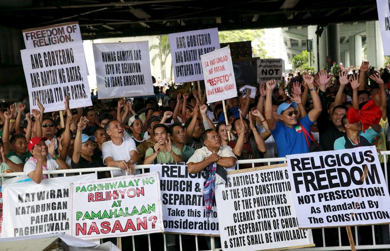 © Reuters. Filipino members of the Iglesia ni Cristo (Church of Christ) or INC display signs during a protest in Manila