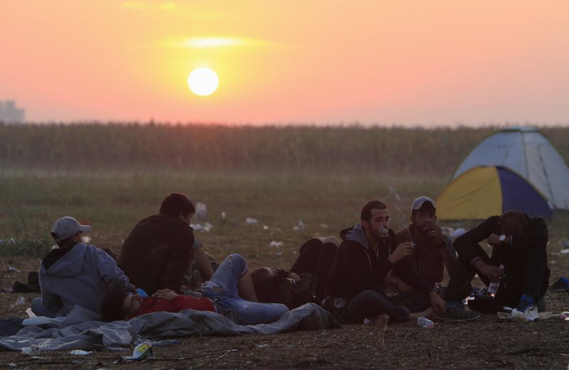 © Reuters. Hallan a tres niños en estado crítico al interior de camión que transportaba inmigrantes en Austria