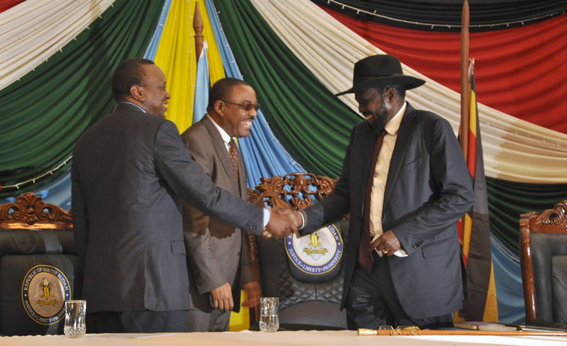 © Reuters. South Sudan's President Salva is congratulated by Kenya's President Uhuru and Ethiopia's PM Desalegn after signing a peace agreement in Juba