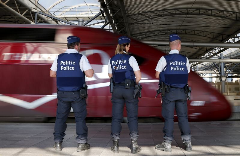 © Reuters. Belgian police officers stand guard on a platform at the Thalys high-speed train terminal at Brussels Midi/Zuid railway station