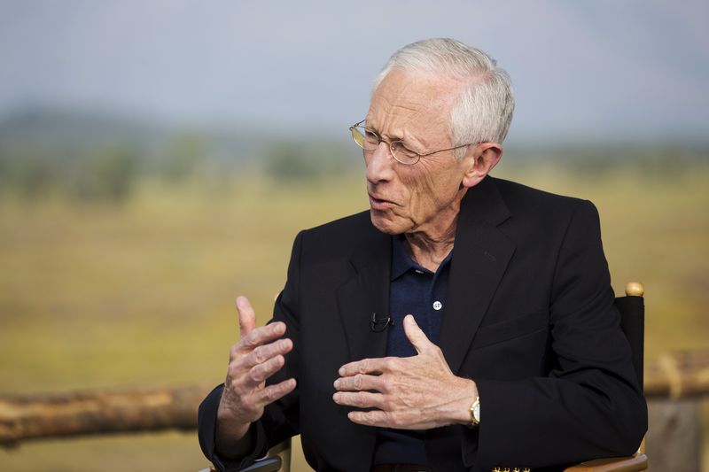 © Reuters. Federal Reserve Vice Chairman Stanley Fischer speaks during a TV interview during the Federal Reserve Bank of Kansas City's annual Jackson Hole Economic Policy Symposium in Wyoming