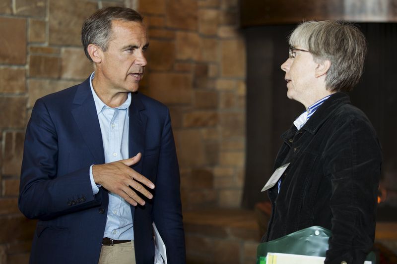 © Reuters. Bank of England Governor Carney talks with U.S. Department of Commerce Chief Economist Helper during the Federal Reserve Bank of Kansas City's annual Jackson Hole Economic Policy Symposium in Jackson Hole