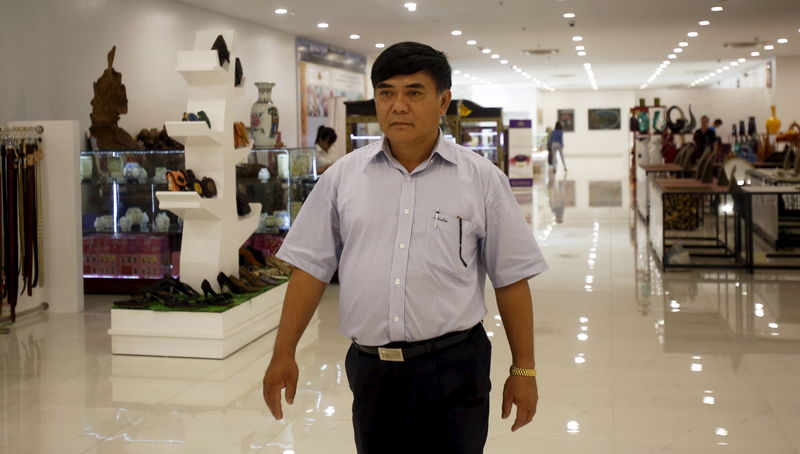 © Reuters. Businessman Nguyen Huu Duong walks inside a store in his building in Hanoi, Vietnam 