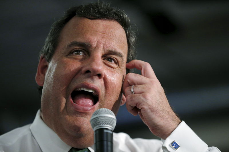 © Reuters. U.S. Republican presidential candidate and New Jersey Governor Christie answers a question from the audience during a campaign town hall meeting in Salem