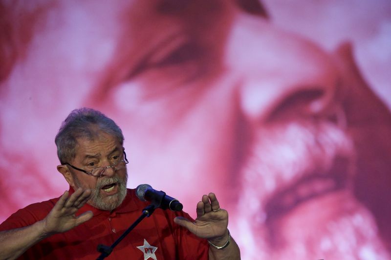 © Reuters. Former Brazilian President Luiz Inacio Lula da Silva speaks during a Workers' Party meeting regarding the National Act for Education, in Brasilia