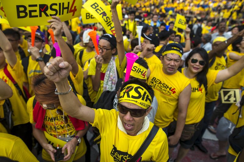 © Reuters. تزايد الضغط على رئيس وزراء ماليزيا مع دخول الاحتجاجات يومها الثاني