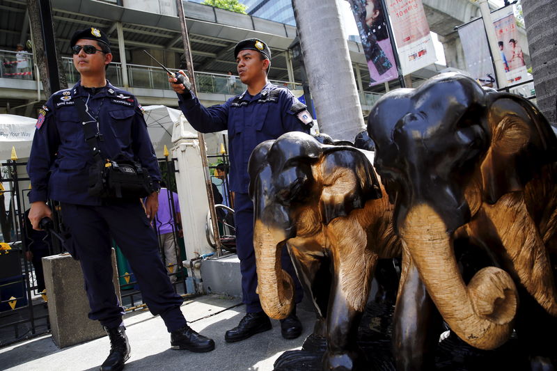 © Reuters. Thai police stand guard at Erawan Shrine, the site of the recent bomb blast, in Bangkok