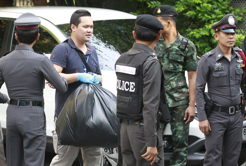 © Reuters. La policía tailandesa detiene a más sospechosos del ataque al santuario de Bangkok