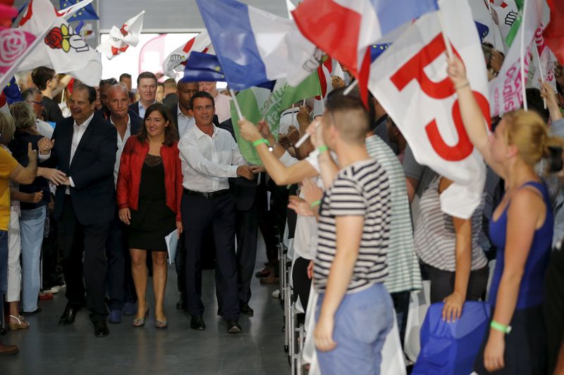 © Reuters. French Prime Minister Valls and French Socialist Party head Cambadelis, attend the Socialist Party's "Universite d'ete" summer meeting in La Rochelle