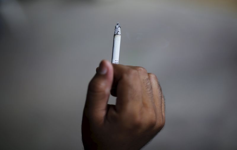 © Reuters. Quienes más fuman sufren mayor aumento de peso cuando dejan el hábito
