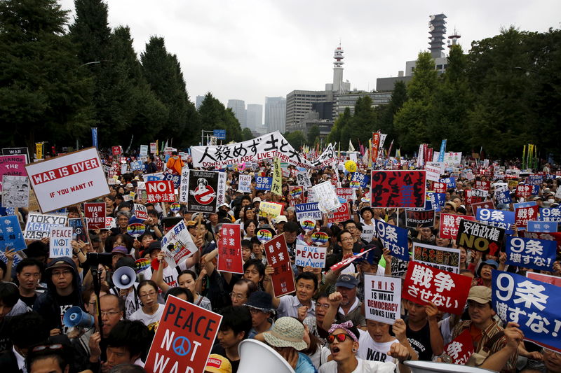© Reuters. الآلاف يحتجون في طوكيو على مشاريع قوانين لرئيس الوزراء