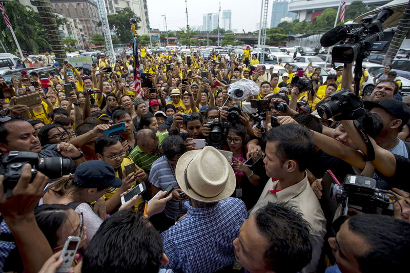 © Reuters. Líder Mahathir pide movimiento de "poder popular" para derrocar a primer ministro Malasia