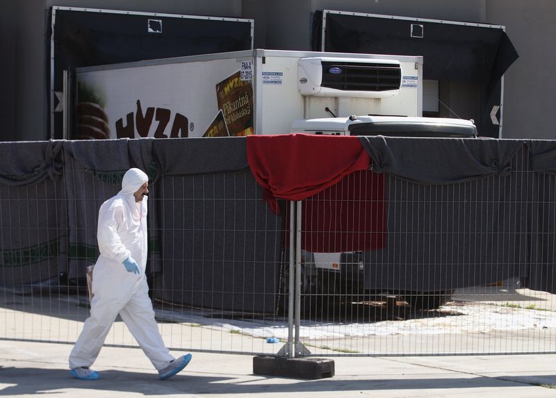 © Reuters. Tras la autopsia, la policía austriaca cree que los refugiados del camión murieron asfixiados