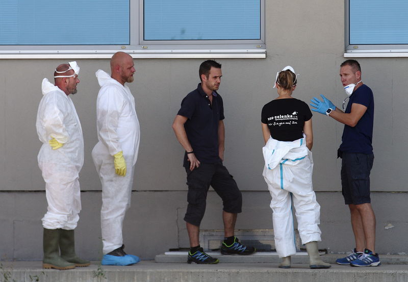© Reuters. الشرطة النمساوية تعتقد أن المهاجرين الذين عثر عليهم في شاحنة ماتوا اختناقا