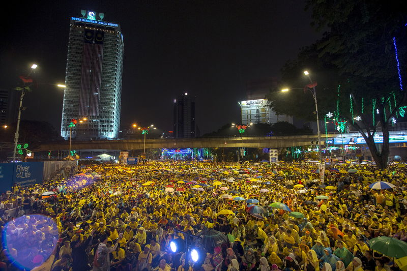 © Reuters. Supporters of pro-democracy group "Bersih" (Clean) gather near Dataran Merdeka in Malaysia's capital city of Kuala Lumpur