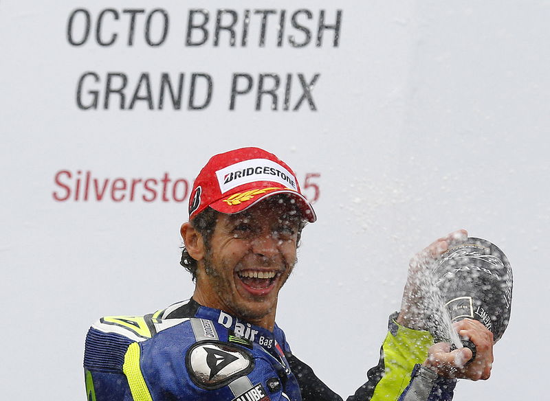 © Reuters. Rossi gana el Gran Premio de Gran Bretaña y recupera el liderazgo del Campeonato