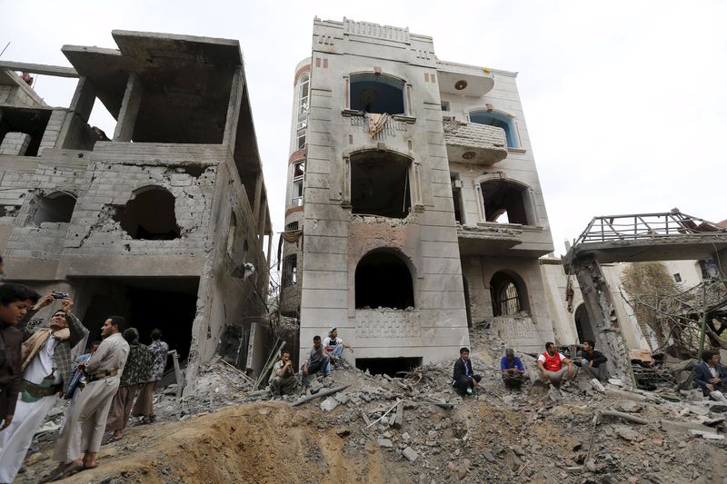 © Reuters. People gather at the site of a Saudi-led air strike in Yemen's capital Sanaa