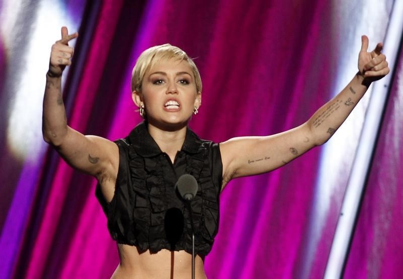 © Reuters. ¿Qué Taylor Swift? Todas las miradas de los premios MTV serán para Miley Cyrus