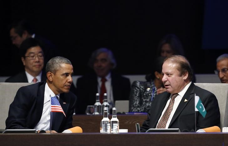 © Reuters. U.S. President Obama listens to Pakistan's PM Sharif during the opening session of the Nuclear Security Summit in The Hague