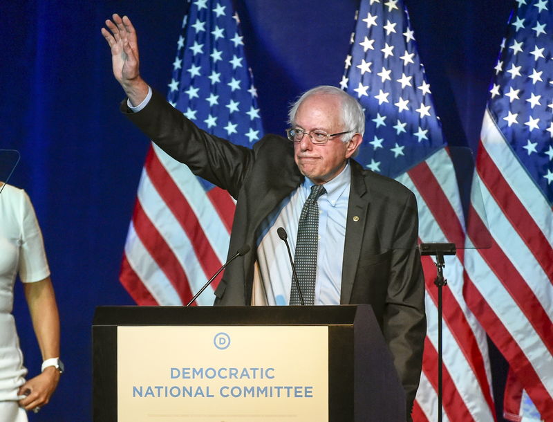 © Reuters. Democratic presidential candidate and U.S. Senator Bernie Sanders waves to the crowd after addressing the Democratic National Committee (DNC) Summer Meeting in Minneapolis, Minnesota