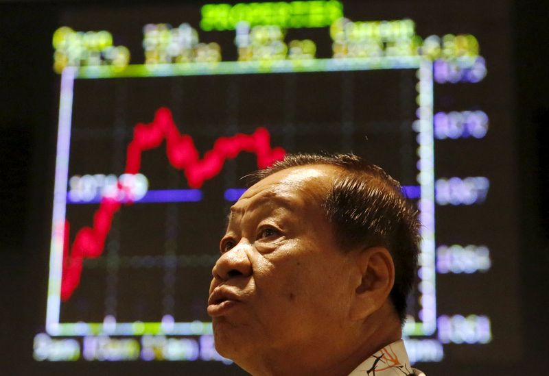© Reuters. An investor monitors share market prices in Kuala Lumpur, Malaysia