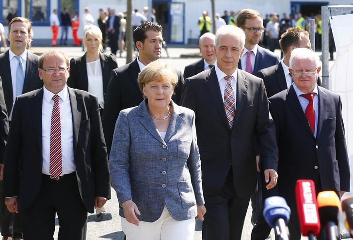 © Reuters. German Chancellor Merkel arrives for statement after visit to asylum seekers accomodation facility in Heidenau