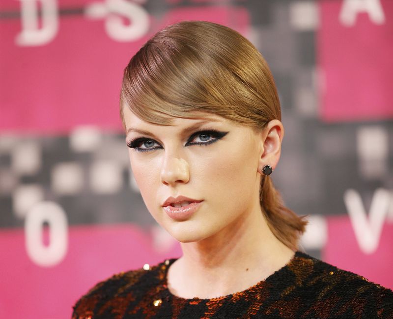 © Reuters. Swift arrasa en los premios MTV Video Music, West y Cyrus acaparan la atención 