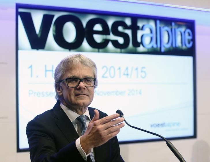 © Reuters. Eder, Chief Executive of Austrian specialty steelmaker Voestalpine, addresses a news conference in Vienna