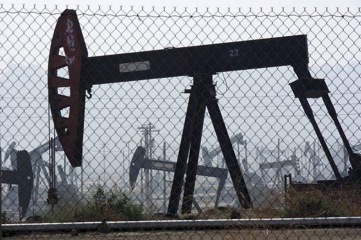 © Reuters. Станки-качалки на нефтяном месторождении в Калифорнии 