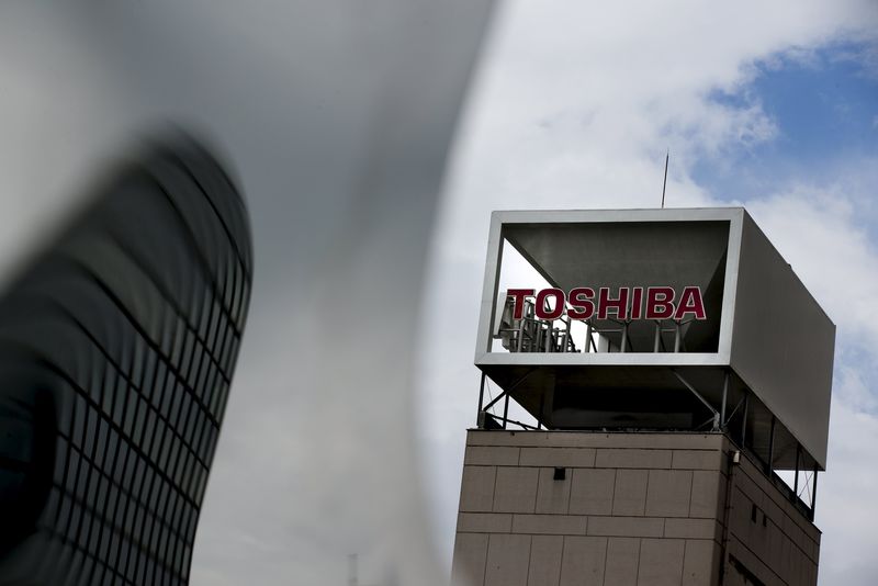 © Reuters. TOSHIBA REPORTE ENCORE LA PUBLICATION DE SES RÉSULTATS ANNUELS  