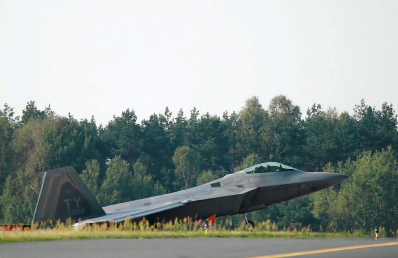 © Reuters. U.S. F-22 fighter jet is pictured at a Polish Air Forces air base in Lask